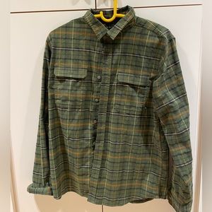 Mountain Hardware Green Men’s Size Large Plaid Flannel Button Down Shirt